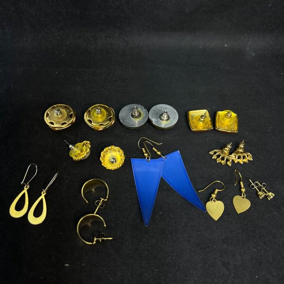 Lot of 10 Gold Tone Pierced Earrings (4168) - Picture 4 of 4